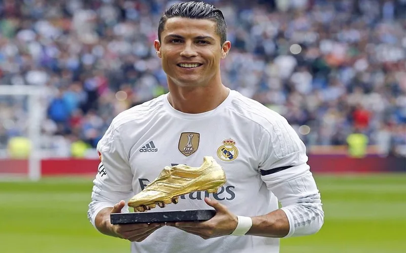 ronaldo sinh nam bao nhieu hanh trinh su nghiep vi dai