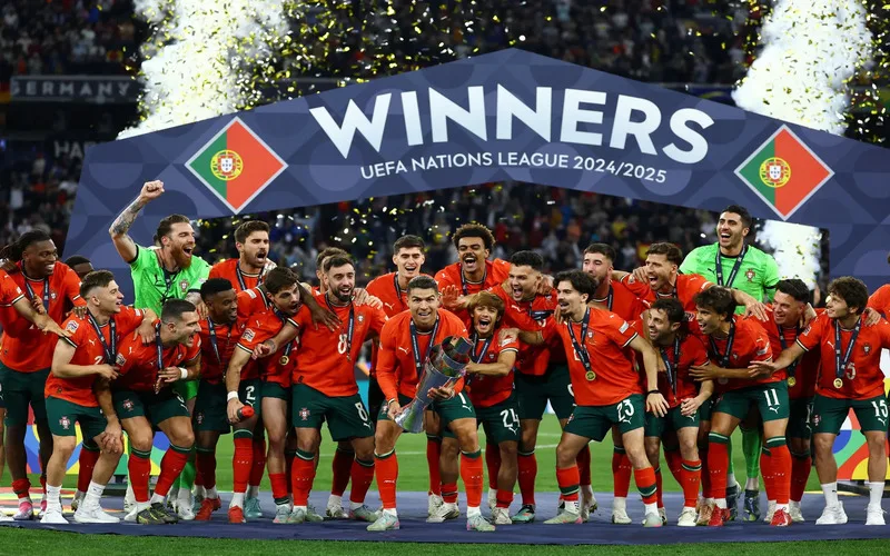 ronaldo sinh nam bao nhieu hanh trinh su nghiep vi dai